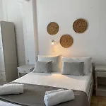 Helen's Minimal & Apartament Alikí