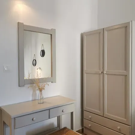 Helen's Minimal & Alikí