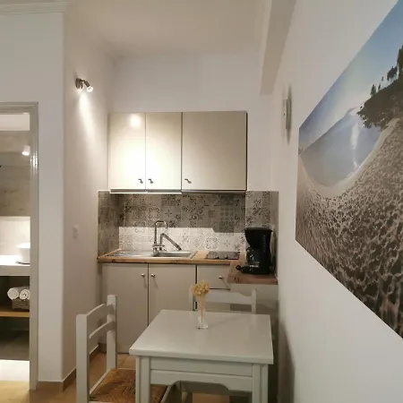 Helen's Minimal & Appartement Alikí